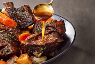 Crvena vina sa dinstanim kratkim rebrima