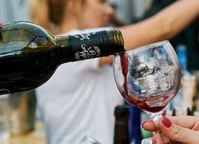 Staklene boce sadrže mikroplastiku