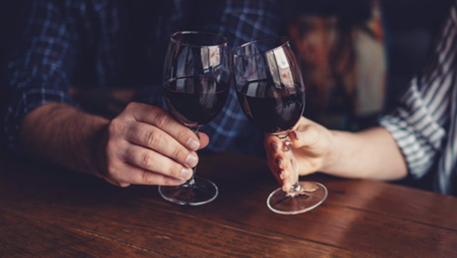 Pravilan način držanja čaše vina