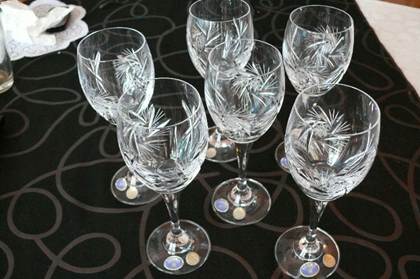 Kristalna nasuprot staklene vinske čaše